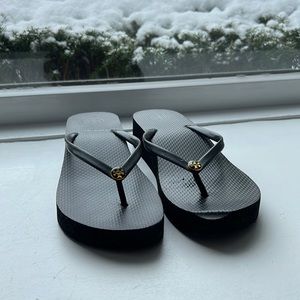 Woman’s Tory Burch flip flops platform